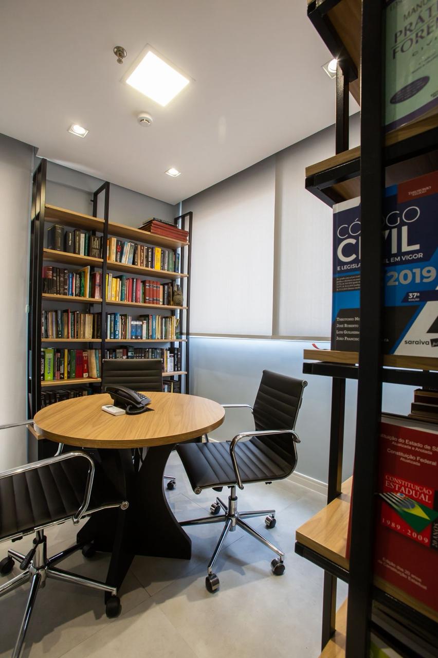 Biblioteca jurídica com Código Civil e Constituição Federal